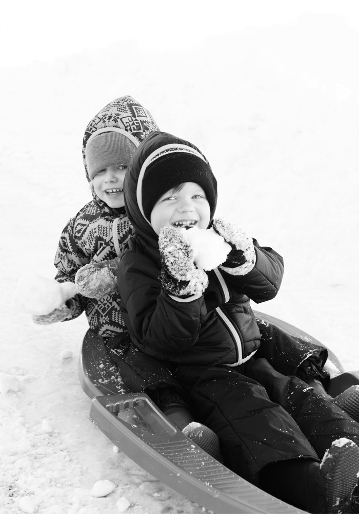 twins-in-snow