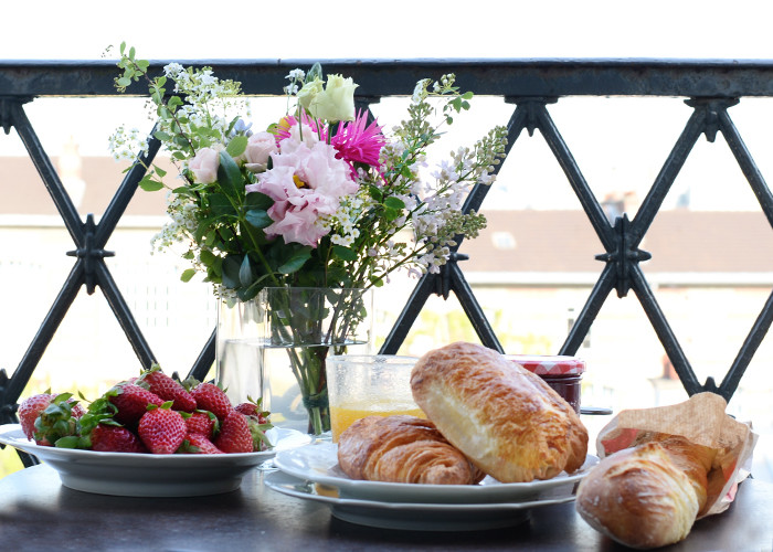 breakfast-on-paris-balcony